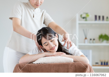 マッサージを受ける若い女性 116067062