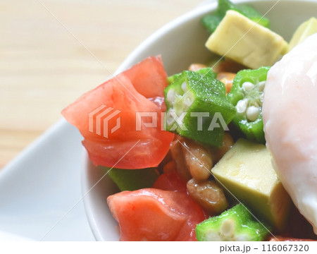 腸活にもお役だち オクラと納豆と緑黄色野菜たっぷりのヘルシーネバネバ丼 夏バテや便秘予防にも 腸活にもお役だち オクラと納豆と緑黄色野菜たっぷりのヘルシーネバネバ丼 夏バテや便秘予防にも 116067320
