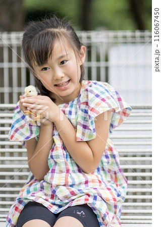 小動物を抱っこする女の子 116067450