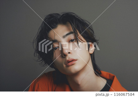 イケメンのアジア人男性のポートレート 116067584