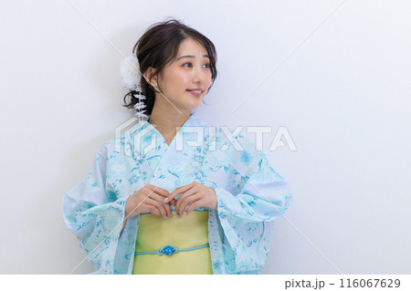 浴衣姿の若い女性　白バック 116067629
