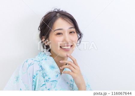 浴衣姿の若い女性　白バック 116067644