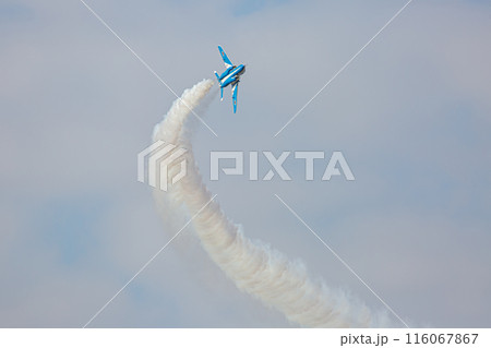 大空に飛ぶブルーインパルス 116067867