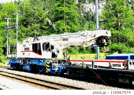 線路を走るクレーン車。スイスの世界遺産鉄道を守ります、斜め前からの画像。 116067874