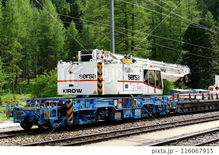 強力大容量クレーン車、大岩落石処理や脱線車両復旧などに力を発揮します。斜め後ろ側より見た姿。 116067915