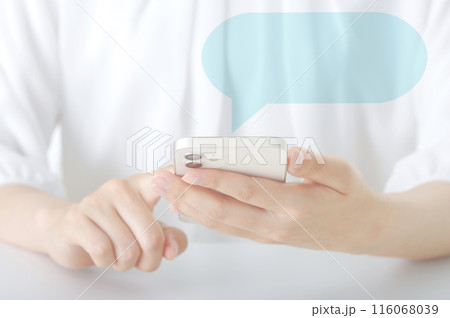 スマホでメッセージのやり取りをする女性 116068039