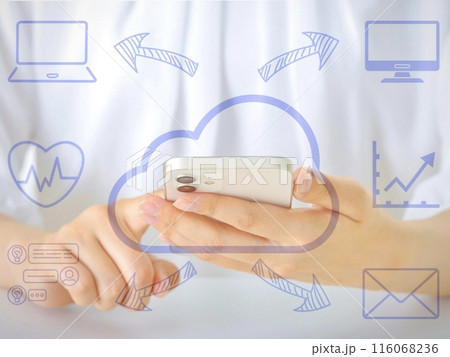 スマホのクラウドでデータのやり取りをする女性 116068236