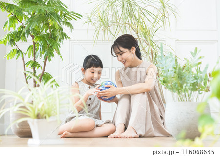 地球を持つ親子 環境イメージ 地球を持つ親子 環境イメージ 116068635