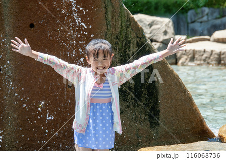 公園で遊ぶ少女 116068736