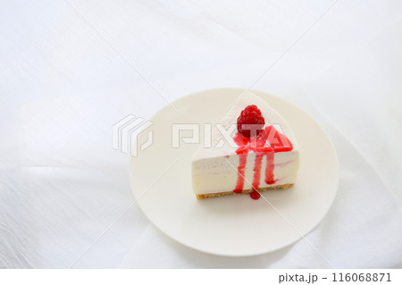レアチーズケーキとラズベリーソース 116068871