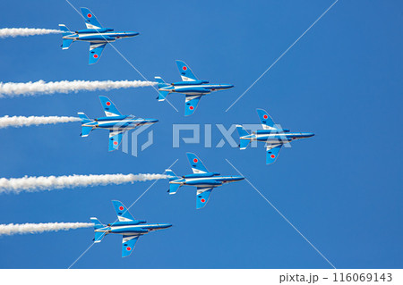 大空に飛ぶブルーインパルス 116069143
