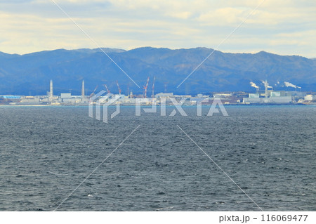 洋上から眺める福島第一原子力発電所の1号機~6号機(2024年2月) 洋上から眺める福島第一原子力発電所の1号機~6号機(2024年2月) 116069477