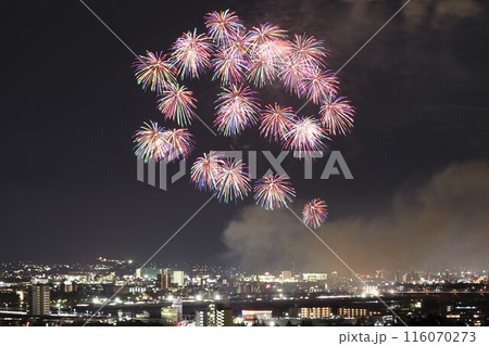 北日本新聞納涼花火と富山市街地の風景 116070273