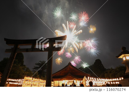 煙をまとう北日本新聞納涼花火の打上げ花火と灯籠 煙をまとう北日本新聞納涼花火の打上げ花火と灯籠 116070274