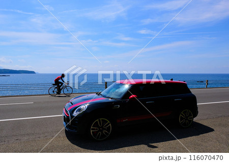 晴れた日のシーサイドドライブと走り去るサイクリスト 116070470