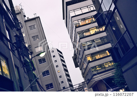 ビルの谷間 116072207