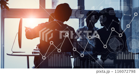 会議するビジネスパーソンと統計データ 116072798