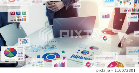 会議するビジネスパーソンとビジネスデータ 会議するビジネスパーソンとビジネスデータ 116072801