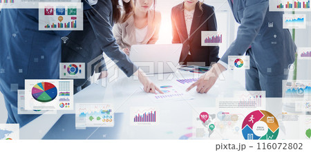 会議するビジネスパーソンとビジネスデータ 116072802