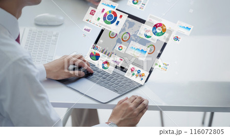 ノートパソコンを使うビジネスパーソンとビジネスデータ 116072805