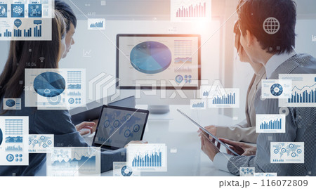 会議するビジネスパーソンとビジネスデータ　DX 116072809