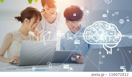 会議するビジネスパーソンとAI・人工知能 116072812