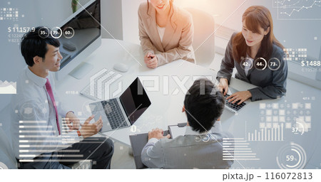 会議するビジネスパーソンと統計データ 116072813