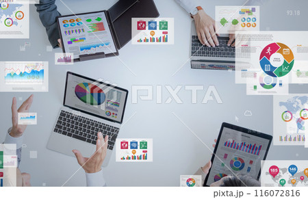 会議するビジネスパーソンとビジネスデータ 116072816