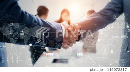 握手するビジネスパーソンと経営戦略 116072817