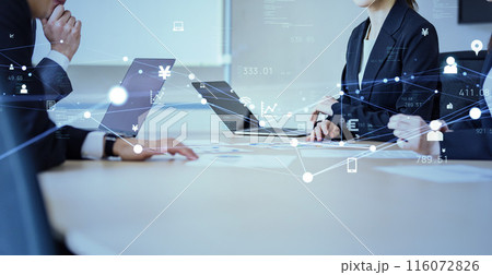 会議するビジネスパーソンと通信ネットワーク 116072826