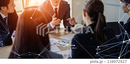 会議するビジネスパーソンと通信ネットワーク 会議するビジネスパーソンと通信ネットワーク 116072827