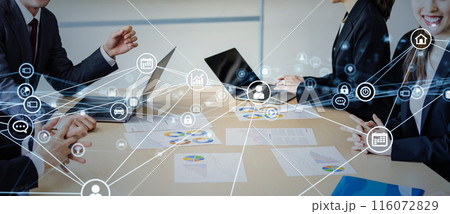 会議するビジネスパーソンと通信ネットワーク 116072829
