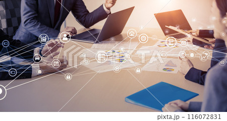 会議するビジネスパーソンと通信ネットワーク 116072831