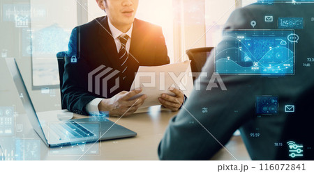 会議するビジネスパーソンとデジタルテクノロジー DX 会議するビジネスパーソンとデジタルテクノロジー DX 116072841