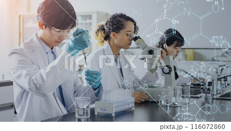 実験する多国籍研究者と科学技術 116072860