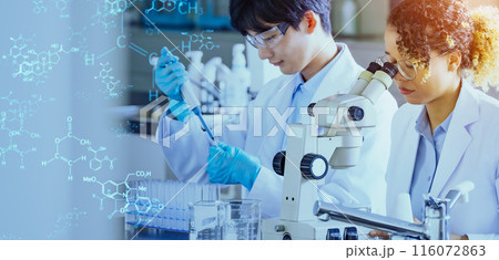 実験する多国籍研究者と科学技術 116072863