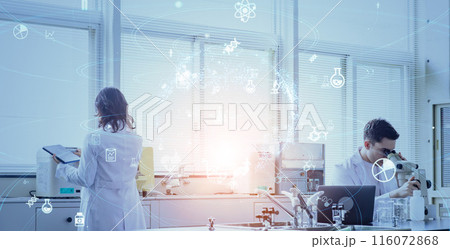 実験する多国籍研究者と科学技術 実験する多国籍研究者と科学技術 116072868