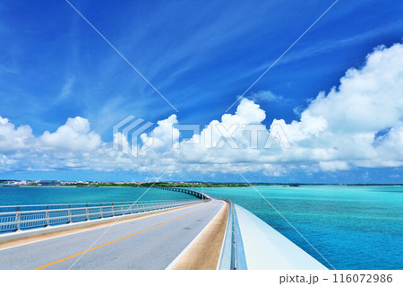沖縄 伊良部大橋 青空と海 沖縄 伊良部大橋 青空と海 116072986