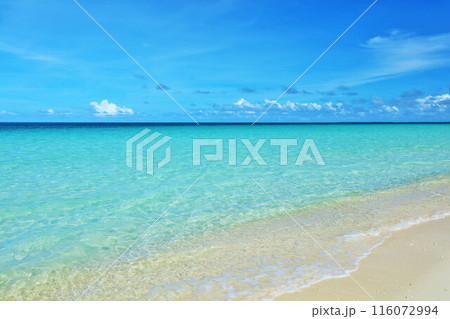沖縄　青空の宮古島　与那覇前浜の海 116072994