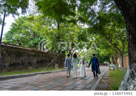 ベトナム最後の王朝の栄華を残す世界遺産フエ王宮でナショナルデーに正装して歩く人々 116073491