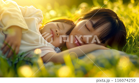 花に囲まれて気持ちよさそうに眠る親子 116074250