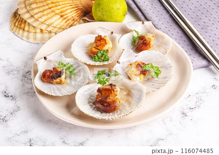 Grilled scallops shell with butter 116074485