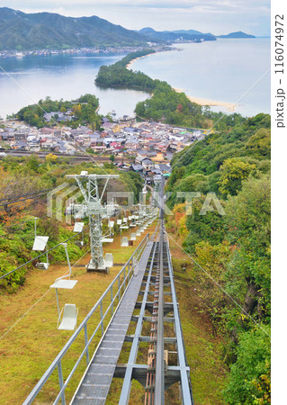 天橋立ビューランドのモノレールから見た天橋立　飛龍観と紅葉（京都府宮津市） 116074972