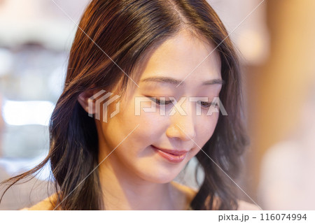 若い女性のアップ 若い女性のアップ 116074994
