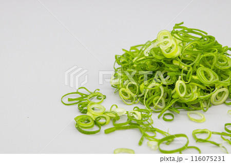 白背景と小口切りにした青葱が山盛りになっている素材写真　　 116075231