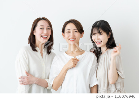 笑顔のミドルの女性 笑顔のミドルの女性 116076946
