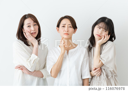 悩むミドルの女性 116076978