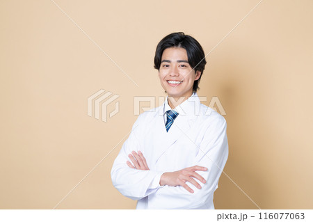 若い男性の医師 116077063