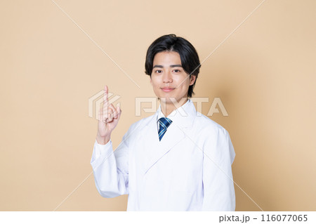 若い男性の医師 116077065