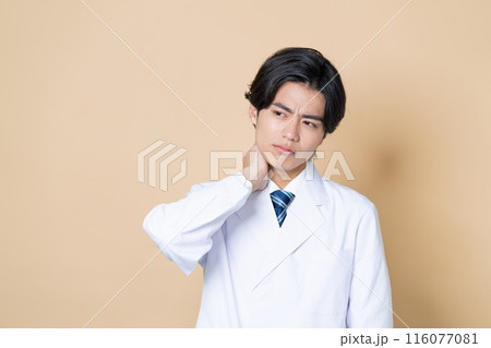 若い男性の医師 若い男性の医師 116077081